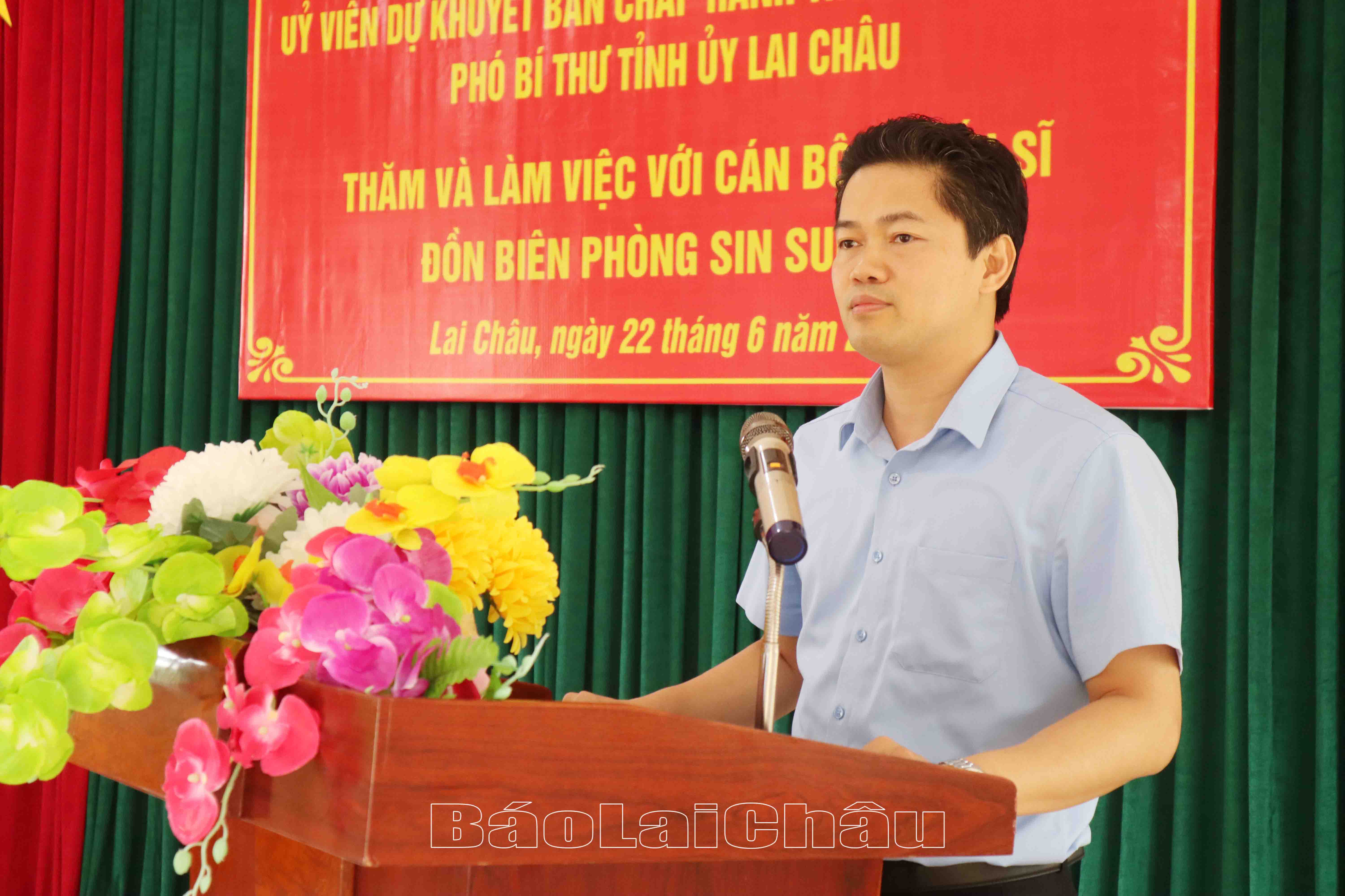 Đồng chí Vũ Mạnh Hà - Ủy viên dự khuyết Ban Chấp hành Trung ương Đảng, Phó Bí thư Tỉnh ủy phát biểu tại buổi làm việc với Đồn Biên phòng Sin Suối Hồ. 